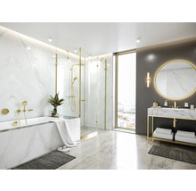 Helles Badezimmer mit Badewanne, Dusche, Waschtisch und Spiegel