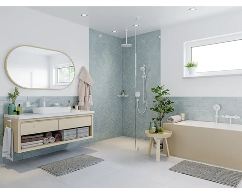 Helles Badezimmer mit Dusche, Badewanne, Waschtisch mit Spiegel und Accessoires