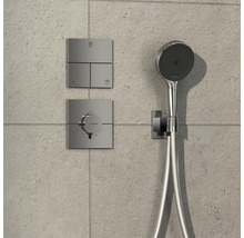 Aufputz-Brausebatterie mit Handbrause und Brauseschlauch an der Wand