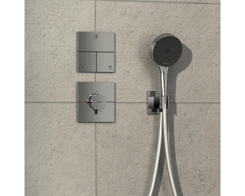 Aufputz-Brausebatterie mit Handbrause und Brauseschlauch an der Wand