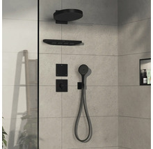 Duschsystem mit Kopfbrause, Handbrause und Thermostat in einem Badezimmer