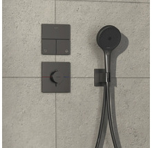 Brausegarnitur mit Handbrause und Thermostatsteuerung an der Wand