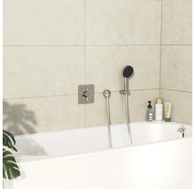 Salle de bain avec baignoire, robinetterie et produits de soin