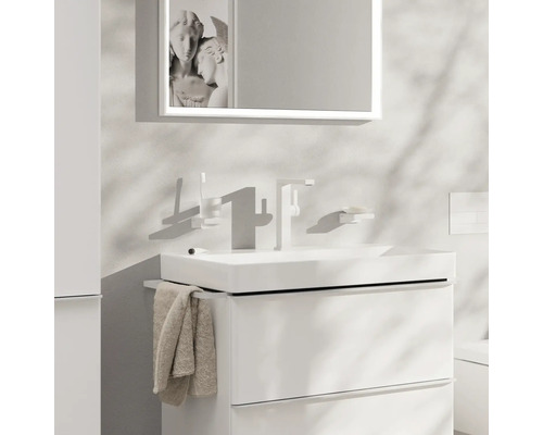 Modernes Badezimmer mit weißem Waschtischunterschrank, Armatur und Spiegel