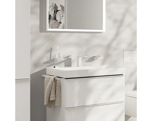 Modernes Badezimmer mit Waschbeckenunterschrank, Spiegel und Accessoires