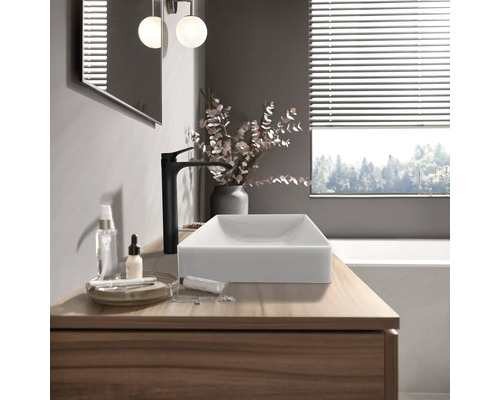 Badezimmer mit Aufsatzwaschbecken und Armatur auf einem Waschtisch