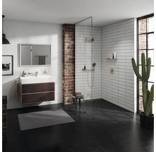 Helles Badezimmer im Industrial-Stil mit Dusche, Waschtisch und Ziegelwand