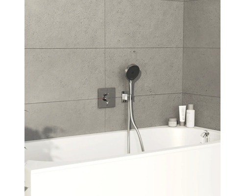 Salle de bains avec baignoire, robinetterie et douchette