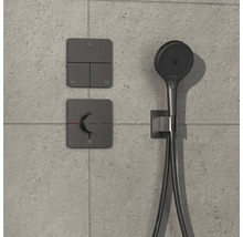 Duscharmatur mit Handbrause an der Wand