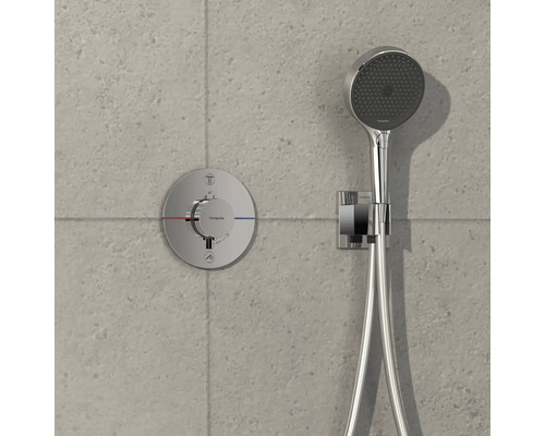 Duscharmatur mit Handbrause und Thermostat an der Wand