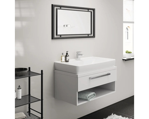 Modernes Badezimmer mit Waschbeckenunterschrank, Spiegel und Ablageregal.