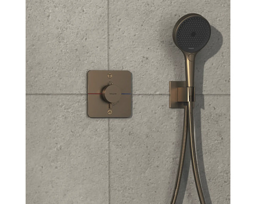 Brausegarnitur mit Aufputz-Thermostat auf einer gefliesten Wand