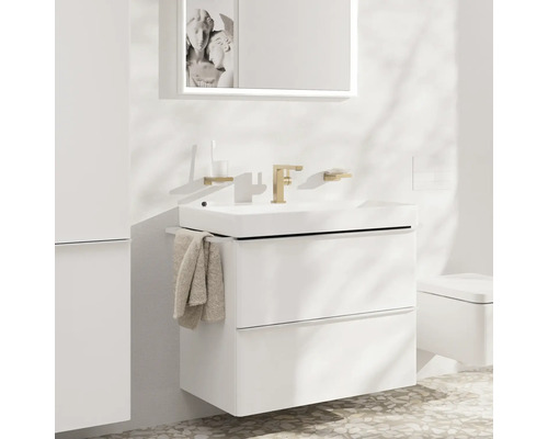 Badezimmer mit weißem Waschtischunterschrank, Aufsatzwaschbecken, goldener Armatur und Spiegel