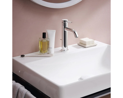 Waschbecken mit Armatur, Seife, Zahnbürste, Parfüm und Creme