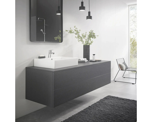 Salle de bains moderne avec lavabo, meuble sous-vasque avec tiroirs et miroir