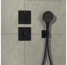 Schwarze Handbrausegarnitur mit Bedienelementen an der Wand