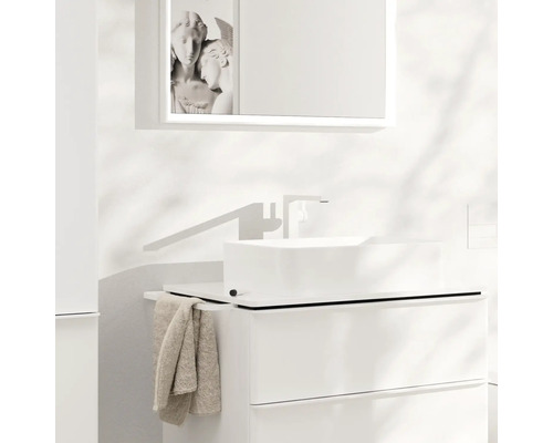 Salle de bains moderne avec meuble-lavabo, vasque à poser et armoire de toilette