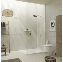 Helles Badezimmer mit Dusche, Toilette und Bambusleiter