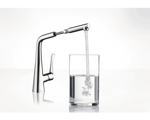 Robinet de cuisine en métal avec douchette extractible remplissant un verre d''eau