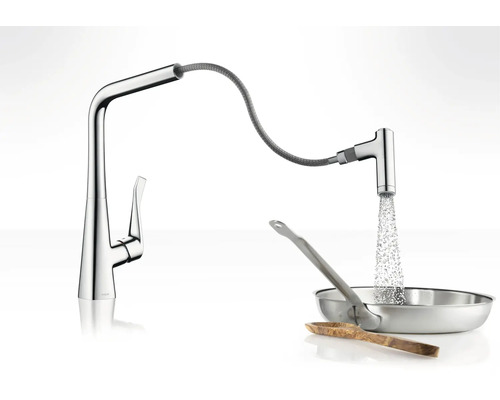 Küchenarmatur mit herausziehbarer Geschirrbrause und Wasserstrahl in einer Pfanne.