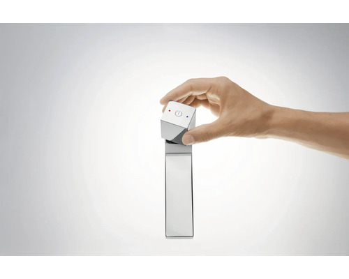 Main actionnant un robinet avec commande cubique