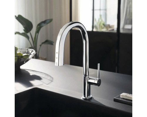 Küchenarmatur mit hohem Auslauf auf einer dunklen Arbeitsplatte