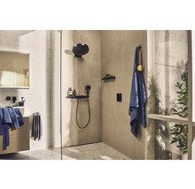 Modernes Badezimmer mit Dusche, Waschbecken und Handtüchern