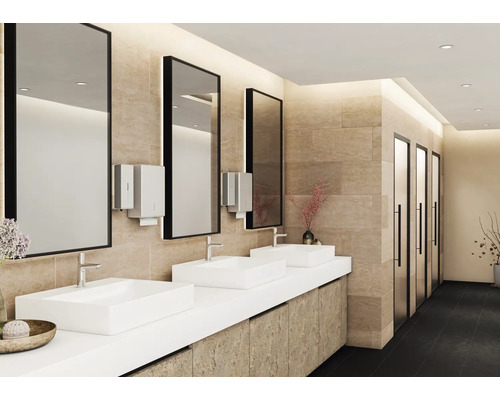 Badezimmer mit Waschbecken, Spiegeln und Handtuchspendern