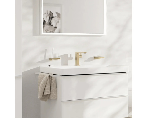 Modernes Badezimmerensemble mit Waschtischunterschrank, Waschbecken und Spiegel