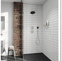 Modernes Badezimmer mit Dusche, weißen Fliesen und Mauerwerk