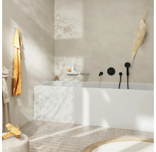 Badezimmer mit Badewanne, Armatur und Badaccessoires