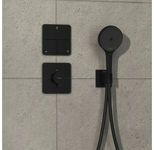 Schwarzes Duschsystem mit Kopfbrause, Handbrause und Thermostat an einer grauen Wand