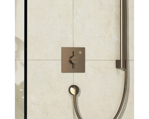 Ensemble de douche avec montage apparent et douchette sur un mur carrelé