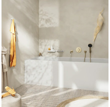 Badezimmer mit Badewanne, Armaturen, Handtuch und Dekoration
