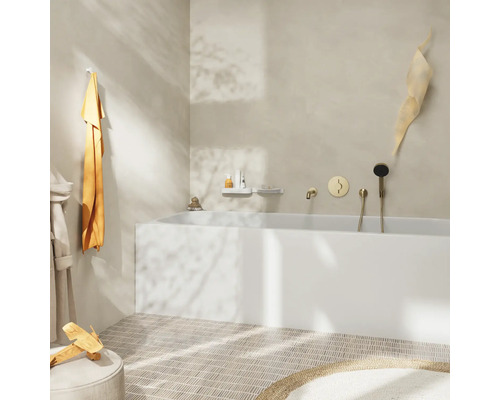 Salle de bains avec baignoire, robinetterie, serviette et décoration