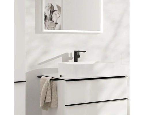 Badezimmer mit Waschtisch, Unterschrank, Waschbecken und Spiegel