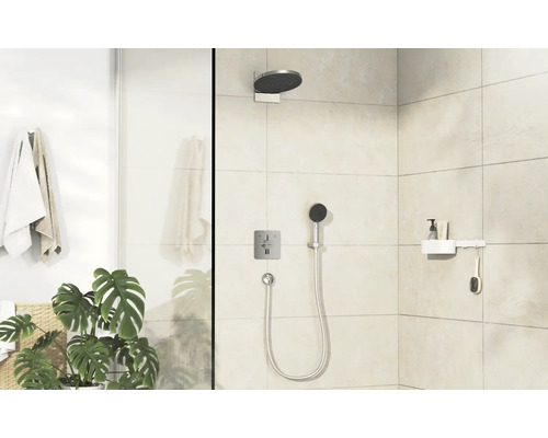 Scène de salle de bain avec douche, douchette et étagère de rangement