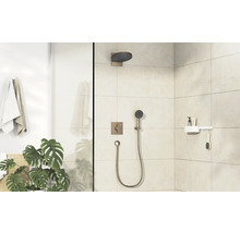 Duschbereich mit Duschkopf, Handbrause, Armatur, Duschregal und Badaccessoires