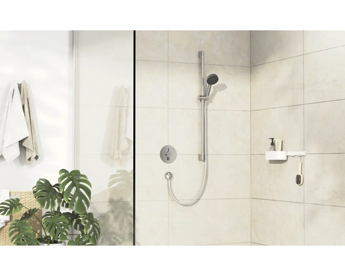 Douche avec pommeau de douche, robinet et étagère dans une salle de bain moderne