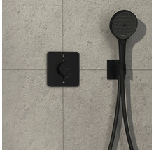 Duscharmatur mit Handbrause und Thermostatmischer an einer Wand