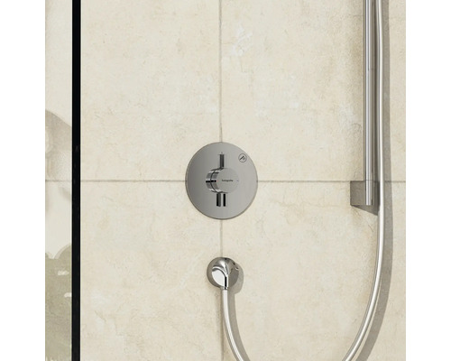 Robinet de douche avec flexible de douche au mur