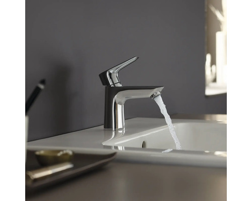 Robinet en métal avec jet d''eau dans la salle de bain