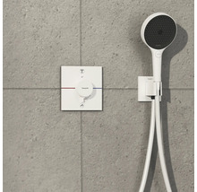 Aufputz Duscharmatur mit Handbrause an einer grauen Wand
