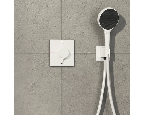 Aufputz Duscharmatur mit Handbrause an einer grauen Wand