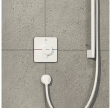Aufputz-Thermostatbatterie mit Brauseschlauch und Brausestange an einer Wand