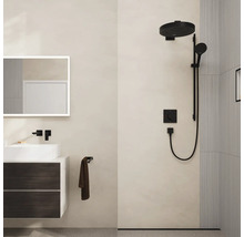 Modernes Badezimmer mit schwarzer Duschgarnitur und Waschtisch mit Unterschrank