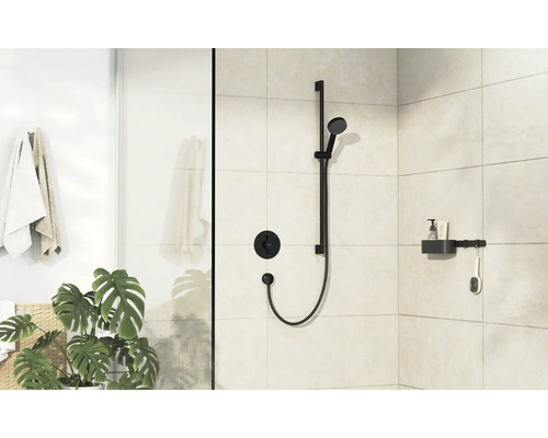 Salle de bains avec ensemble de douche noir, tablette et plante d''intérieur.