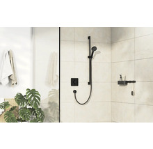 Salle de bains avec douche, robinetterie de douche, étagère et serviettes