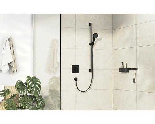 Salle de bains avec douche, robinetterie de douche, étagère et serviettes