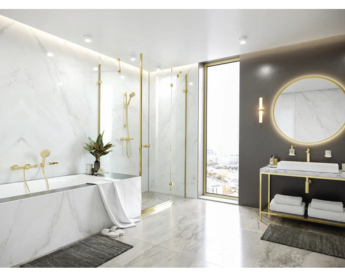 Modernes Badezimmer mit Badewanne, Dusche, Waschtisch und Spiegel